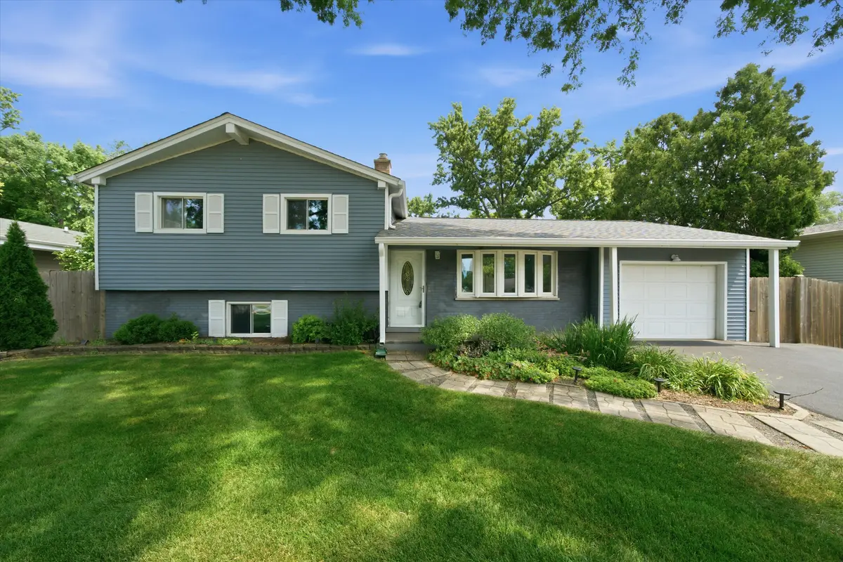 22W452 Sycamore DR, Glen Ellyn, IL 60137