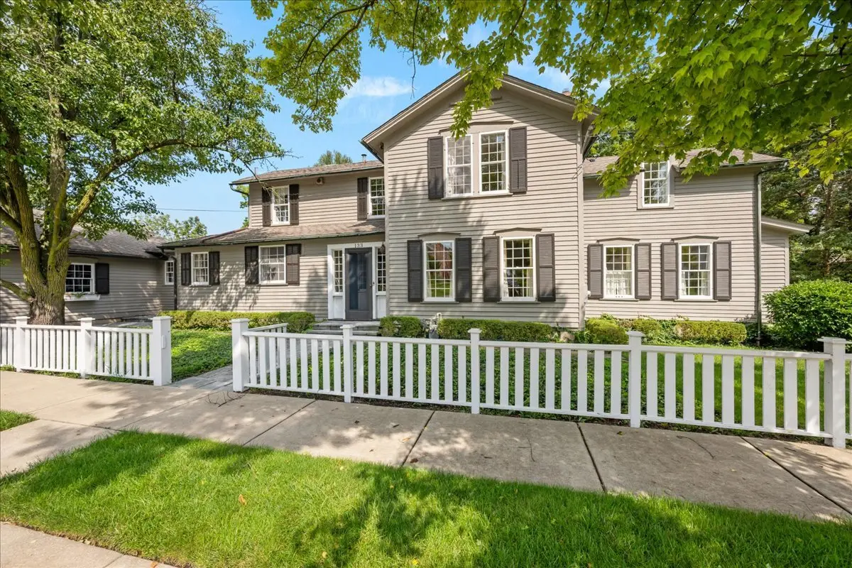 133 S River LN, Geneva, IL 60134