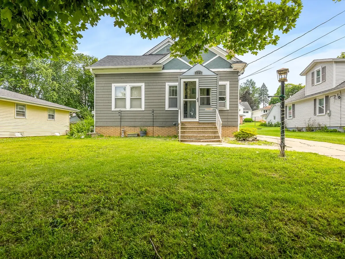 1247 W Logan ST, Freeport, IL 61032