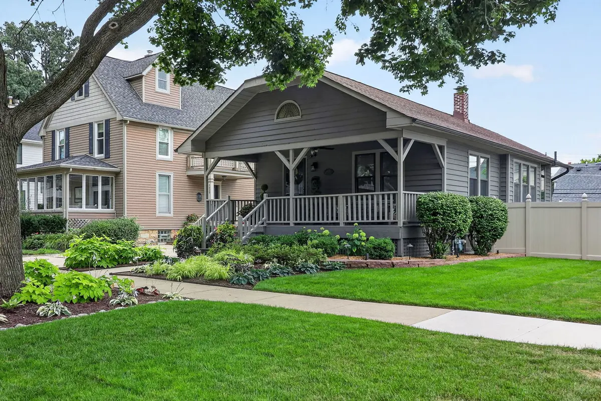 4933 Middaugh AVE, Downers Grove, IL 60515