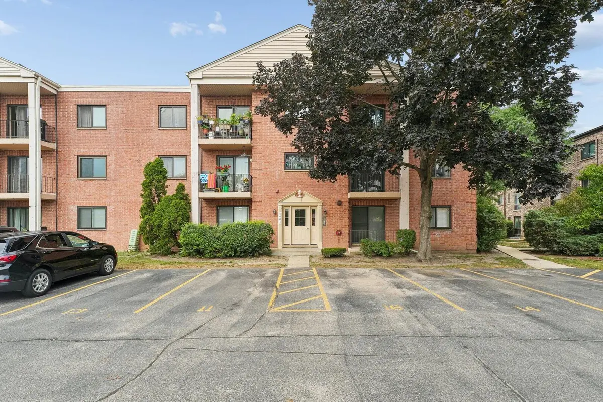 5401 Chateau DR #4, Rolling Meadows, IL 60008