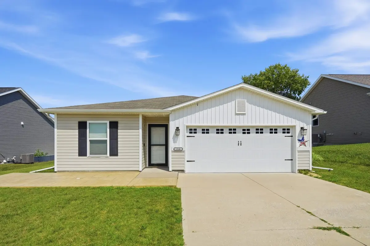 214 14th AVE, De Witt, IA 52742
