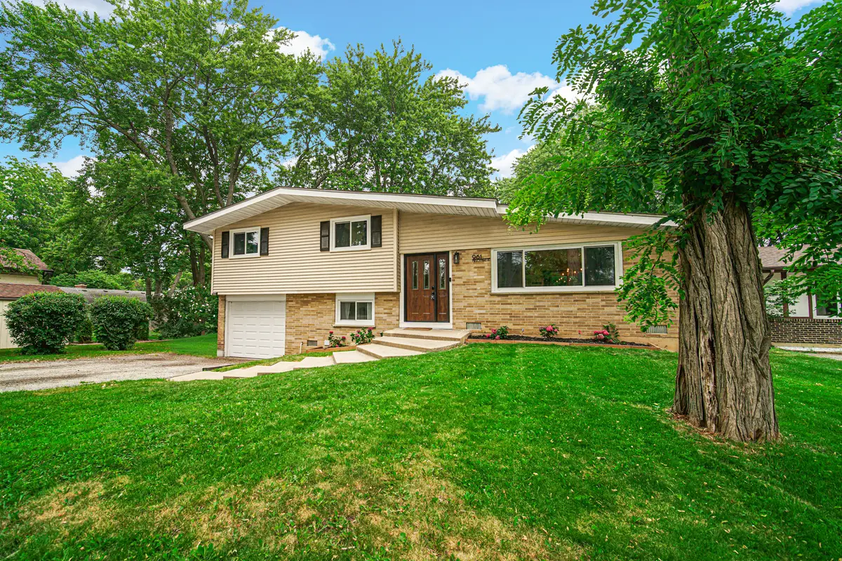 961 N Midlothian RD, Mundelein, IL 60060