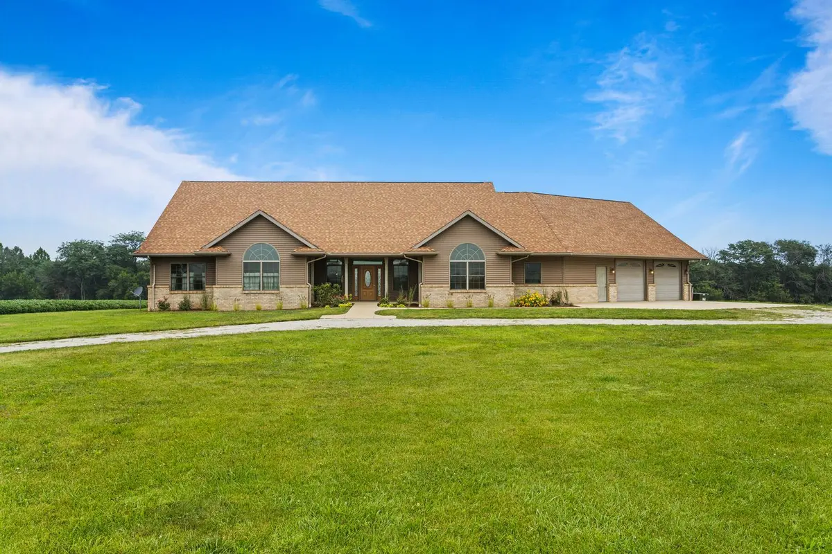 1484 E County Road 640 RD, Tuscola, IL 61953