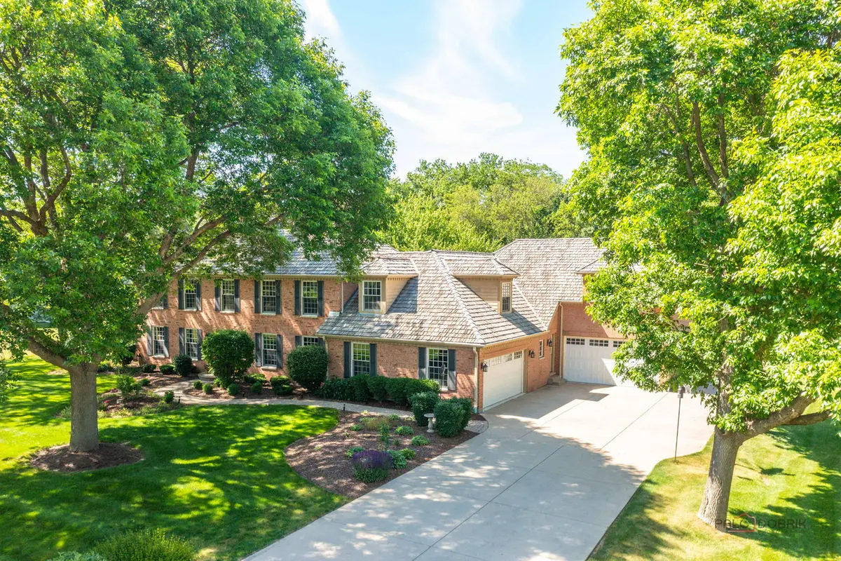 126 Schooner LN, Lake Barrington, IL 60010
