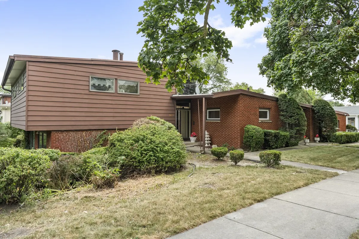 9055 Kenton AVE, Skokie, IL 60076