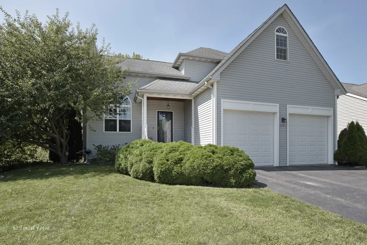 1290 Savanna LN, Woodstock, IL 60098