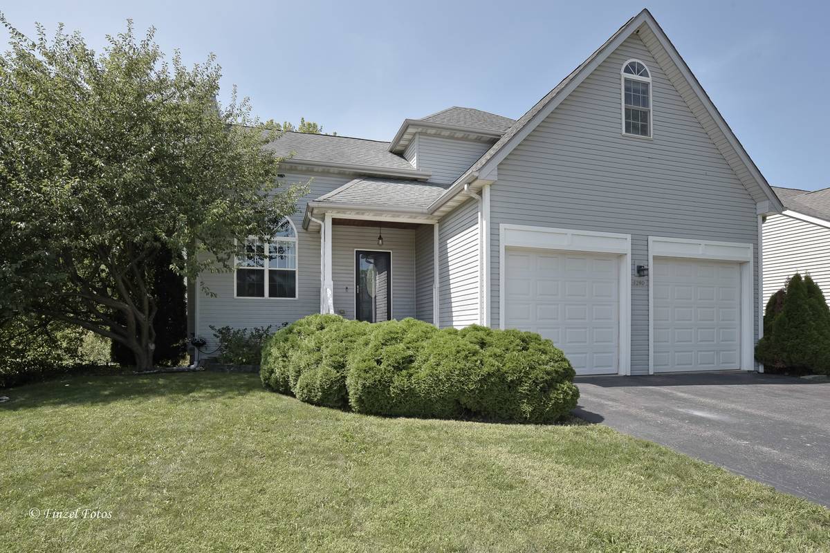 1290 Savanna LN, Woodstock, IL 60098