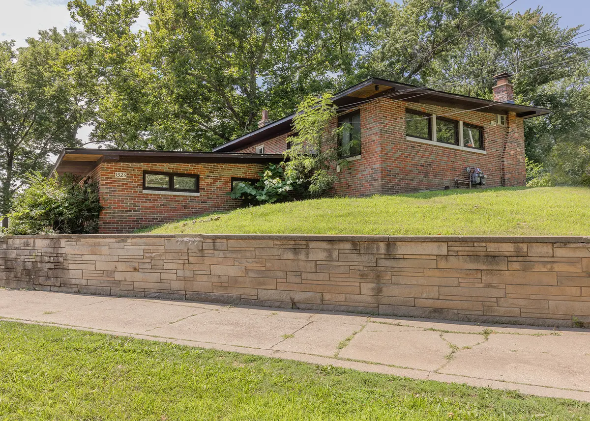 1325-1327 Clay ST, Davenport, IA 52804