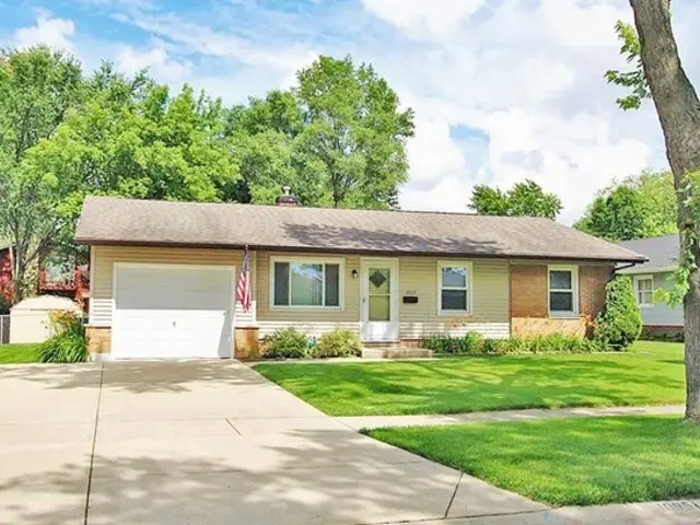 1095 Hickory LN, Elk Grove Village, IL 60007
