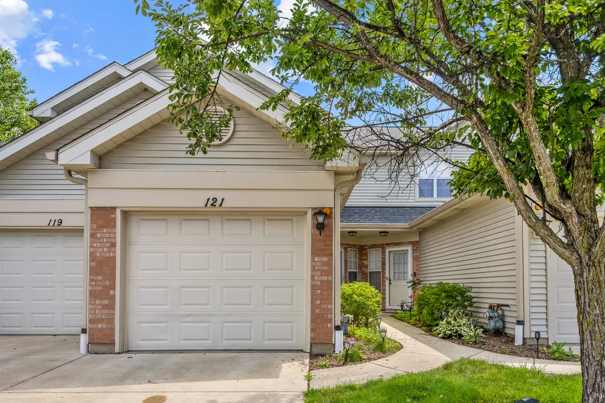 121 Golfview DR, Glendale Heights, IL 60139