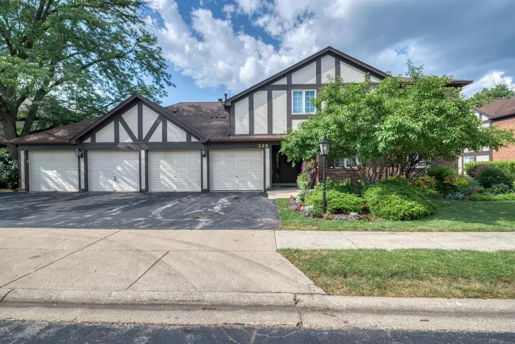 228 Brookside LN #A, Willowbrook, IL 60527