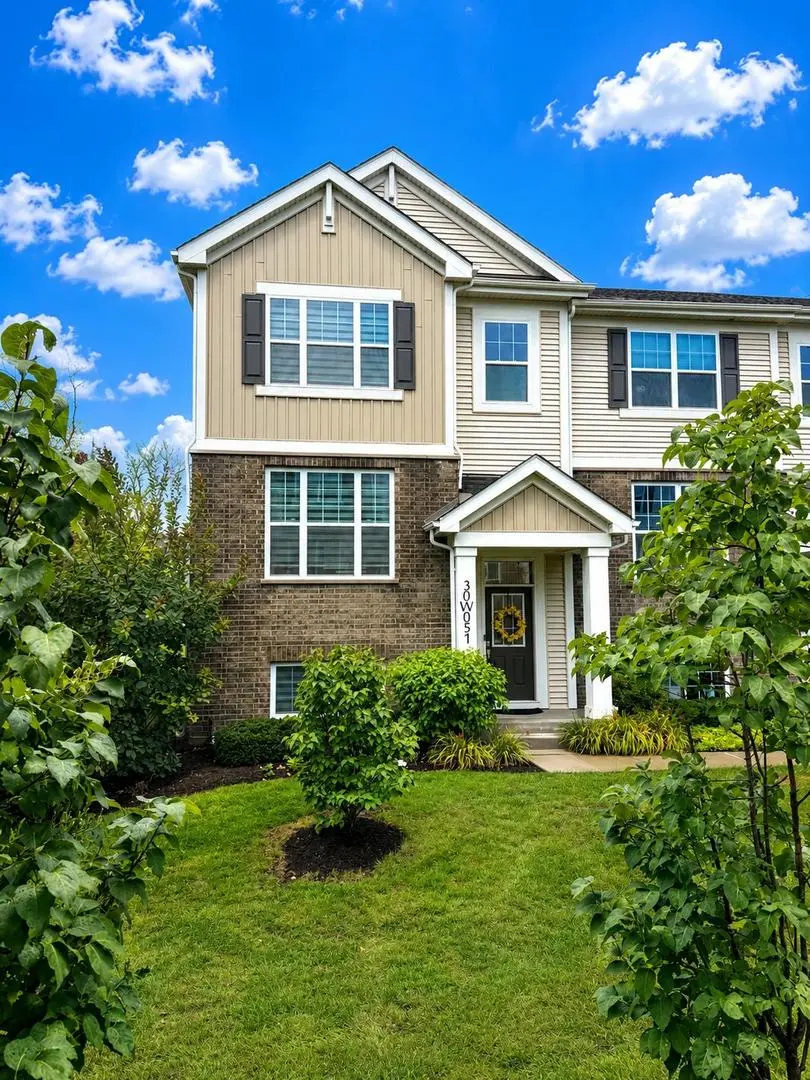 30W051 Brayman CT, Warrenville, IL 60563