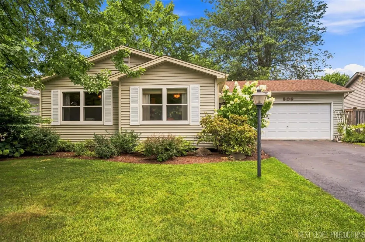 306 Pin Oak DR, North Aurora, IL 60542