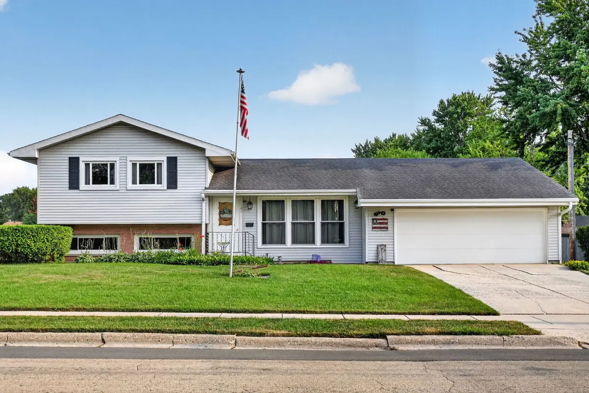 101 Joanne LN, Rochelle, IL 61068