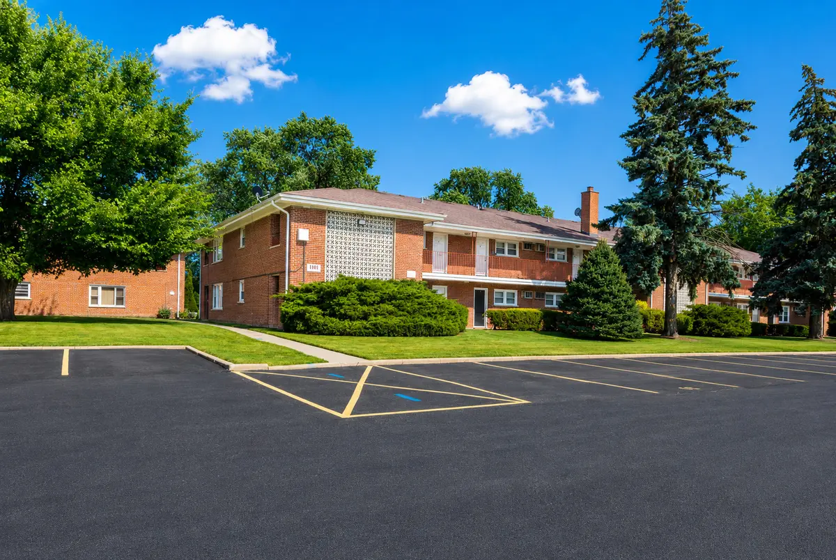 1101 HOLIDAY LN #8, Des Plaines, IL 60016