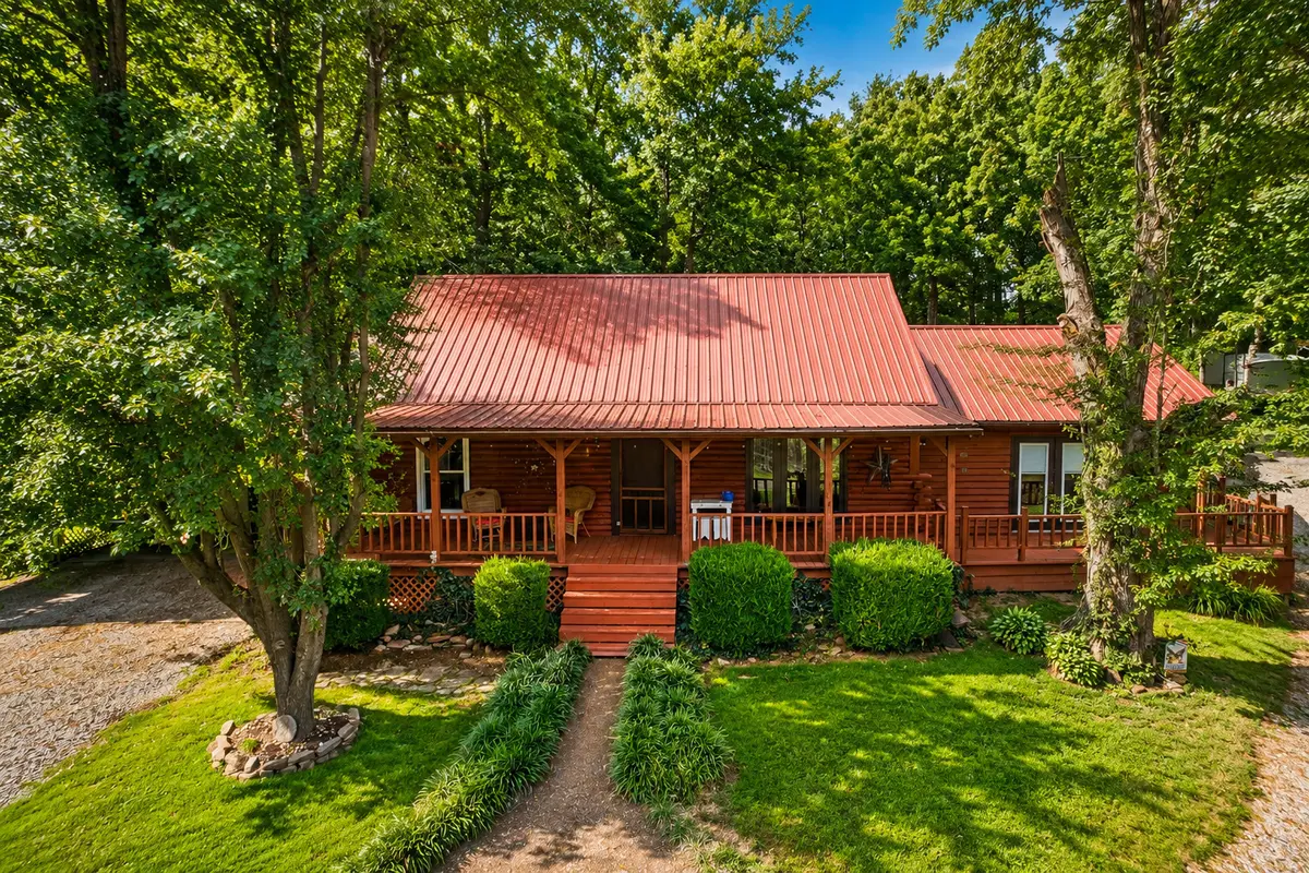690 Ganntown LN, Grantsburg, IL 62943