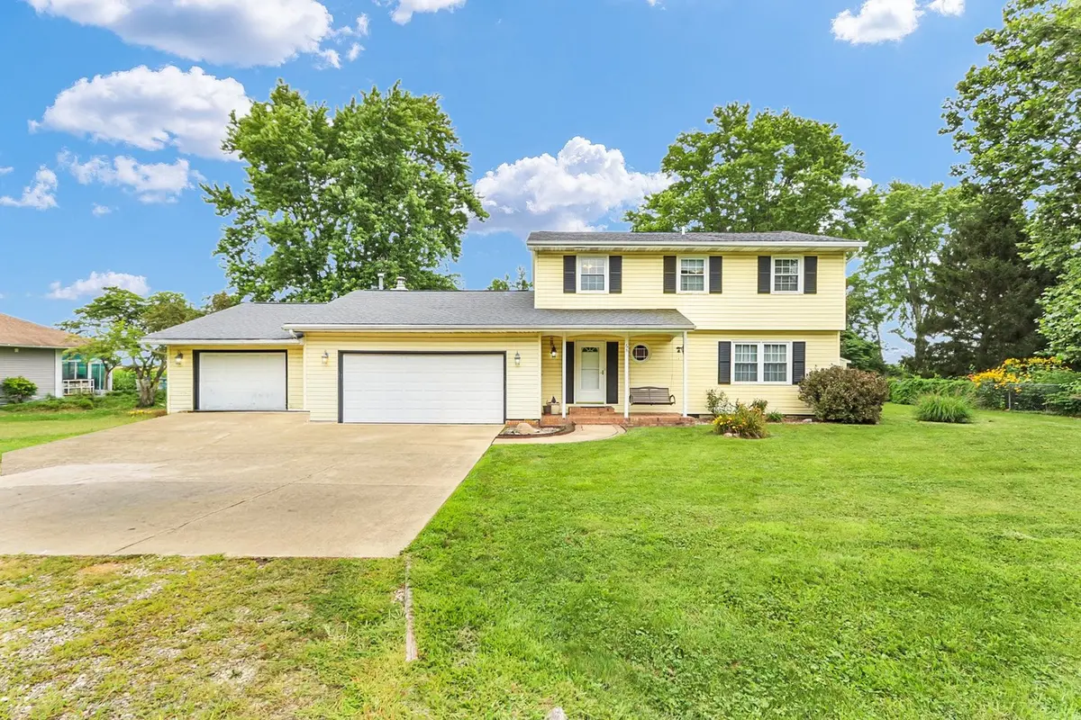 68 John LN, Champaign, IL 61822