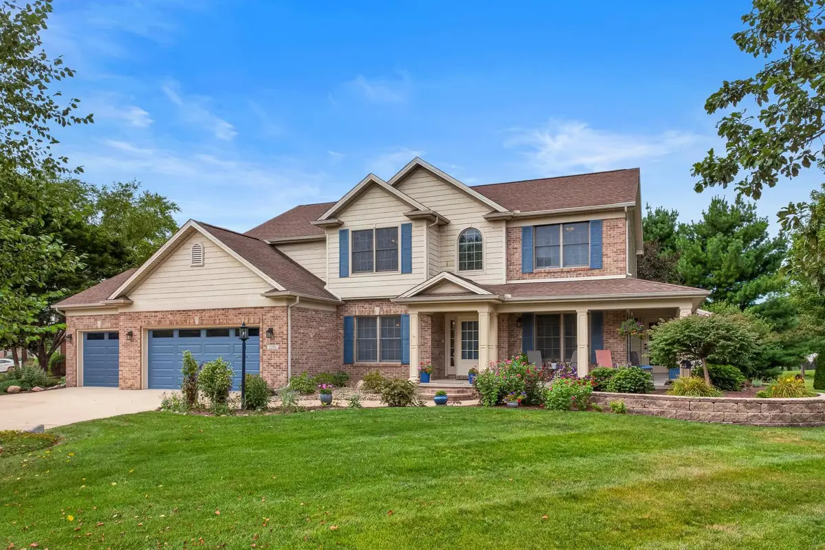 2201 Strand DR, Champaign, IL 61822