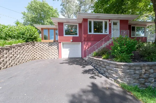 46 Hilltop DR, Lake In The Hills, IL 60156