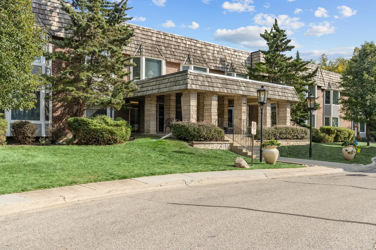 2300 Windsor Mall CT #2E, Park Ridge, IL 60068