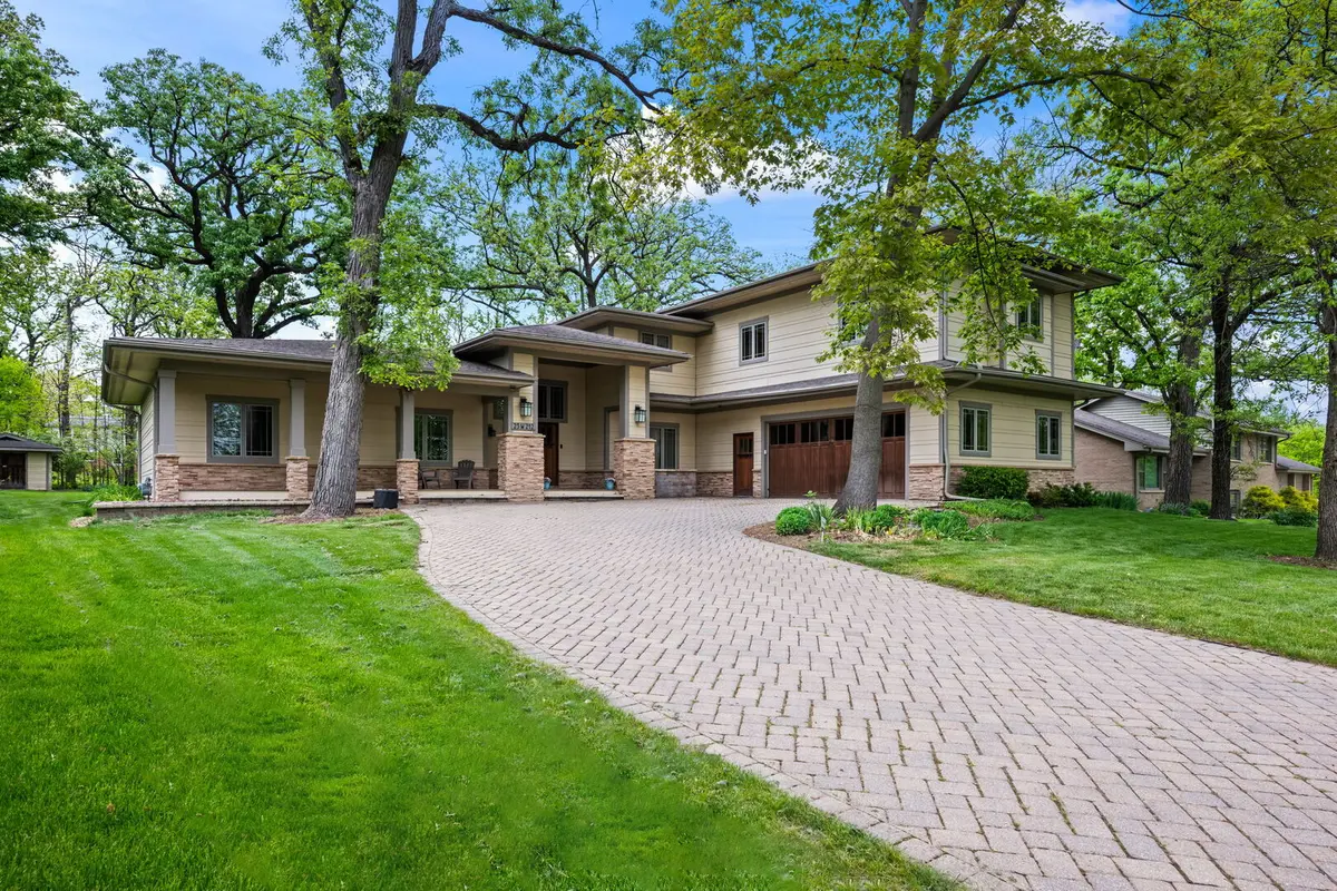 23W212 Blackcherry LN, Glen Ellyn, IL 60137