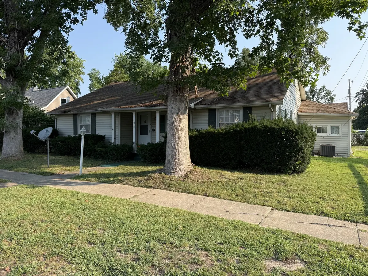 810 E 7th ST, Centralia, IL 62801