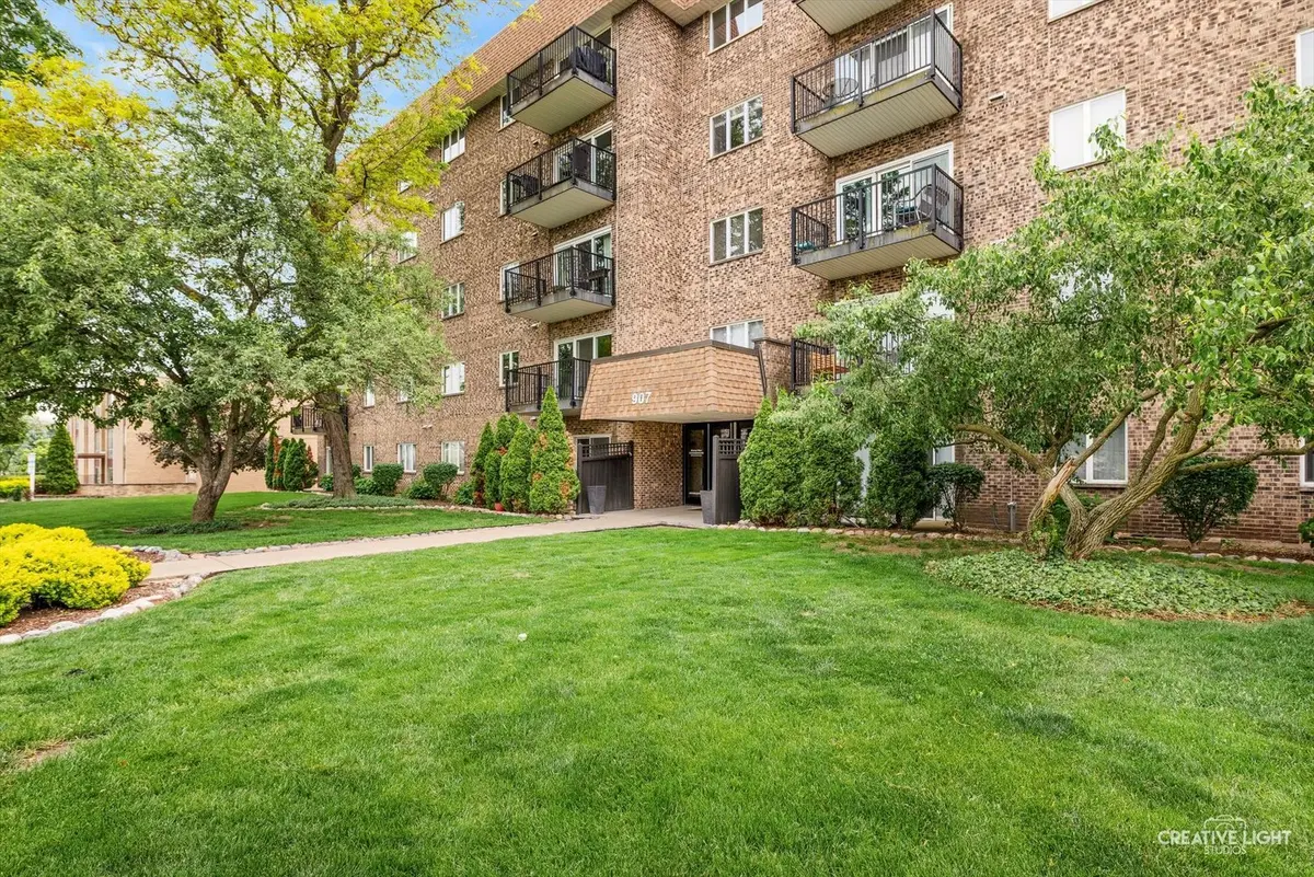 907 Curtiss ST #101, Downers Grove, IL 60515