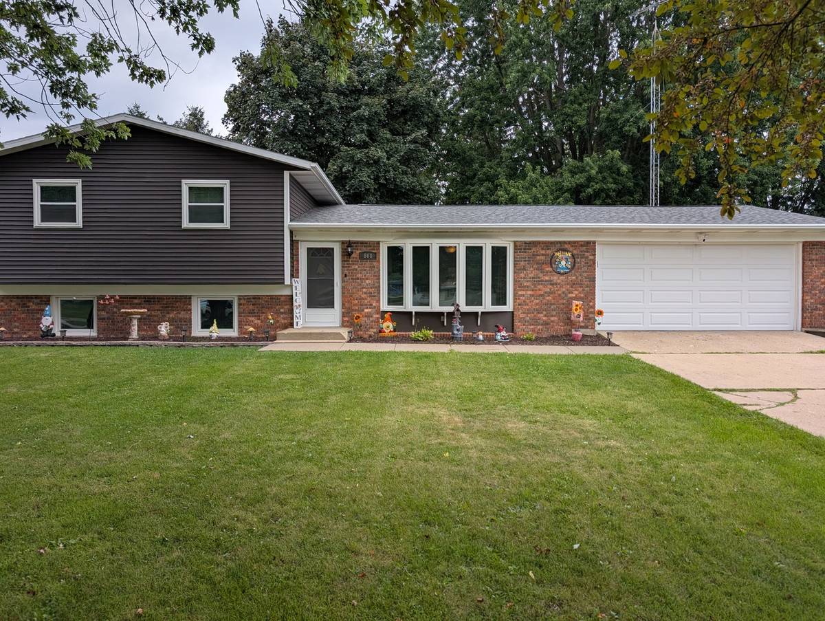 808 Virginia AVE, Lena, IL 61048
