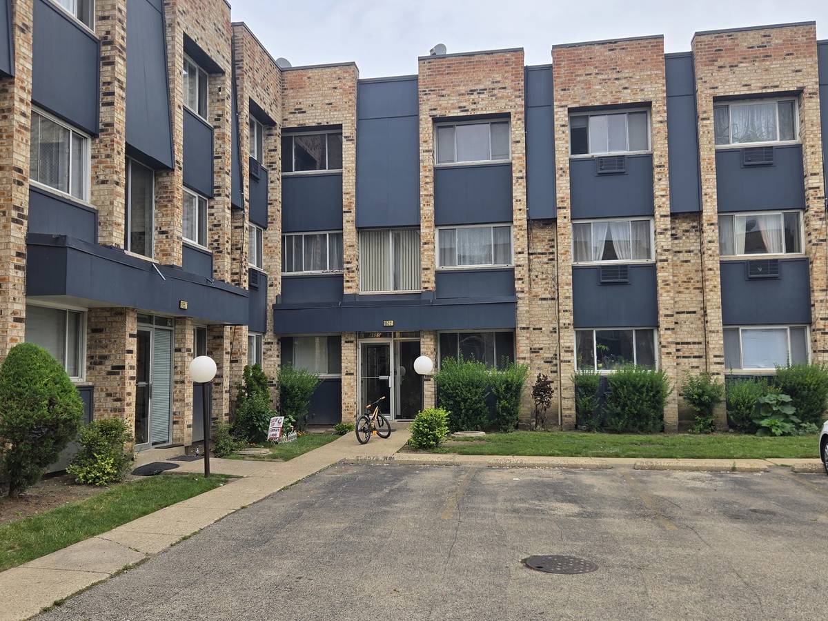 8655 1/2 W Foster AVE #3B, Chicago, IL 60656