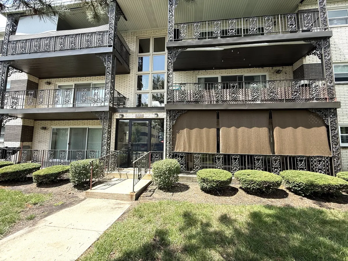 927 8th AVE #8, La Grange, IL 60525