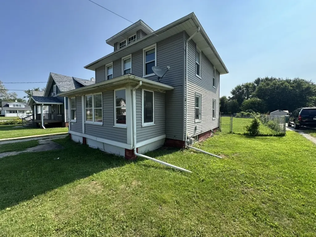 945 S Chambers ST, Galesburg, IL 61401