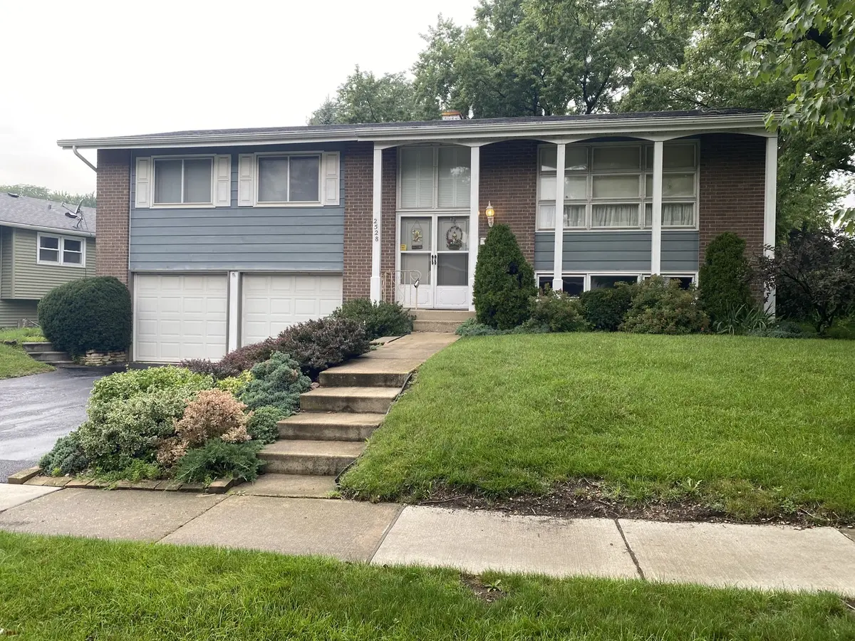2528 Jackson DR, Woodridge, IL 60517