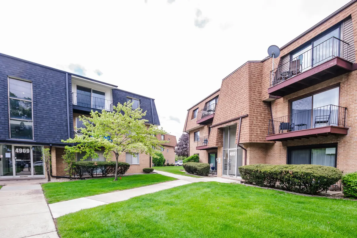 4917 W 109th ST #301, Oak Lawn, IL 60453