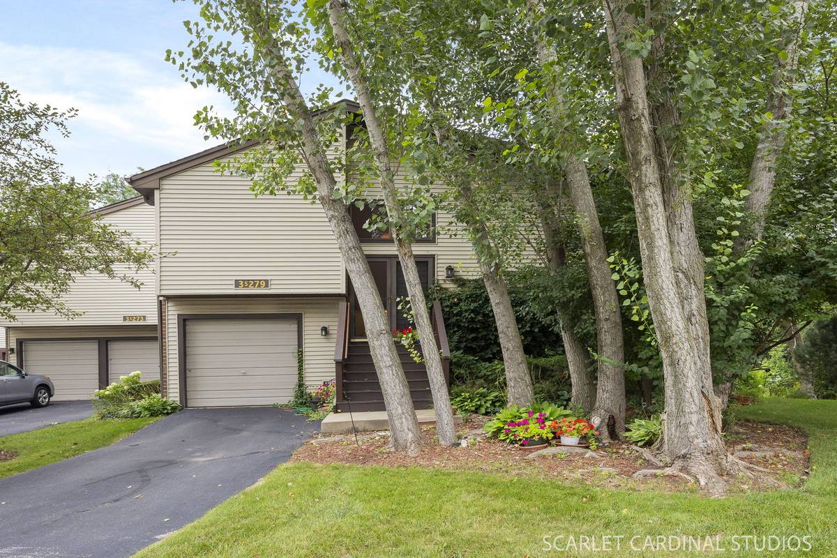 3S279 Briarwood DR, Warrenville, IL 60555