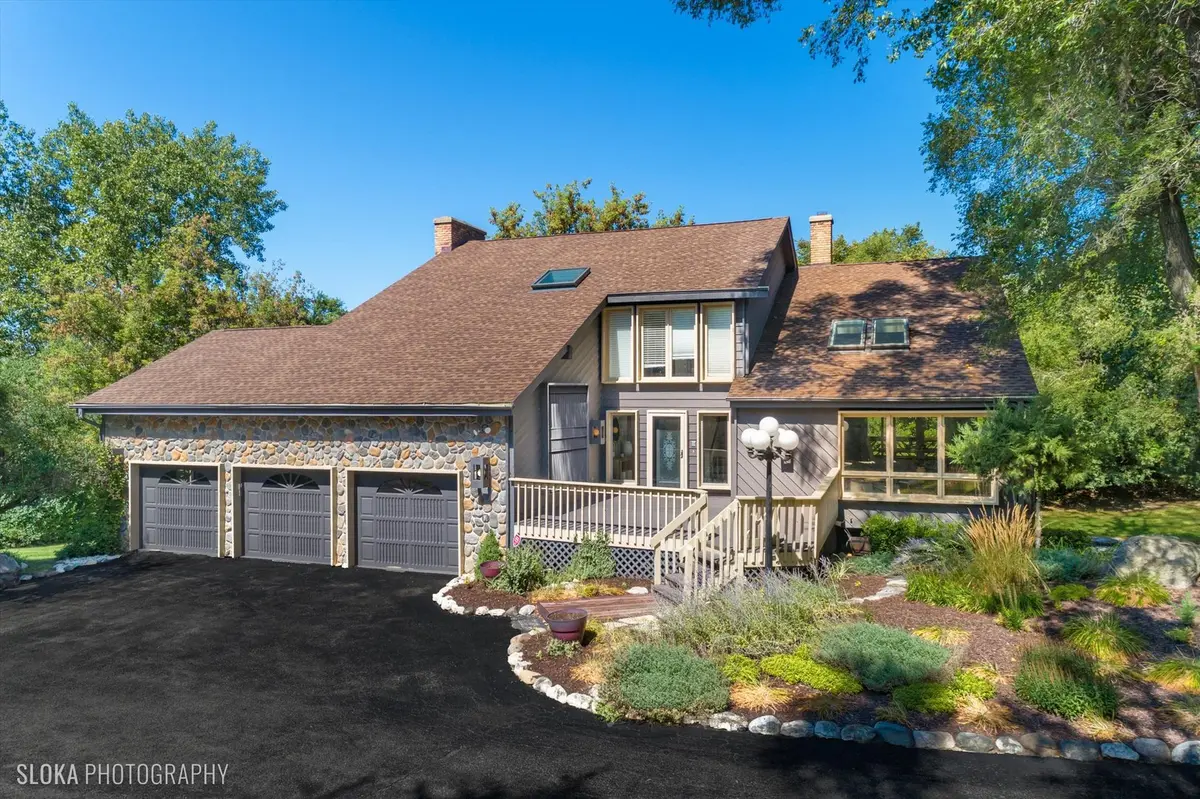 255 Indian Trail RD, North Barrington, IL 60010