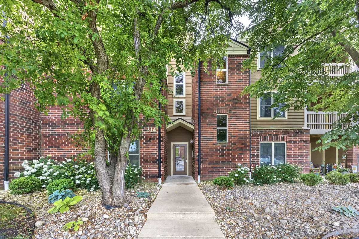 214 Glengarry DR #201, Bloomingdale, IL 60108