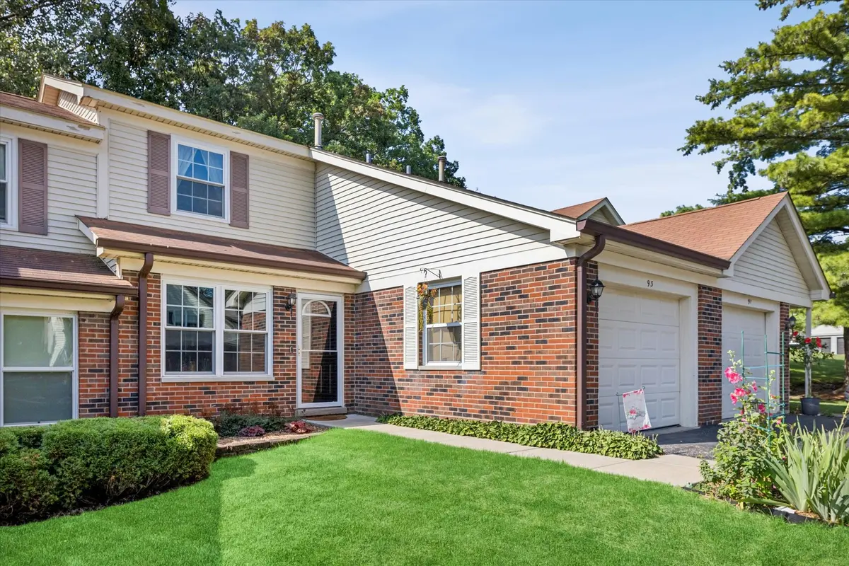 93 Pine CIR, Cary, IL 60013
