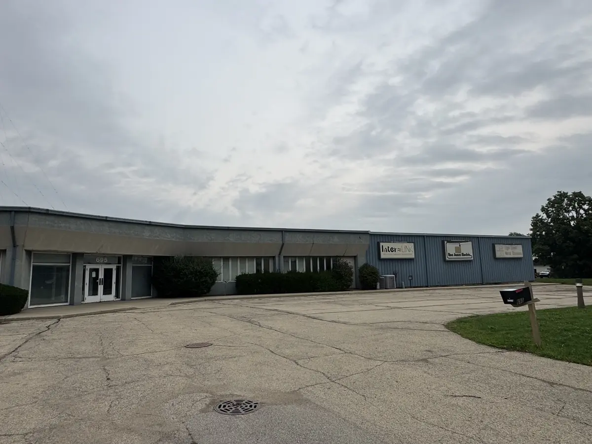 695 Schneider DR #1, South Elgin, IL 60177