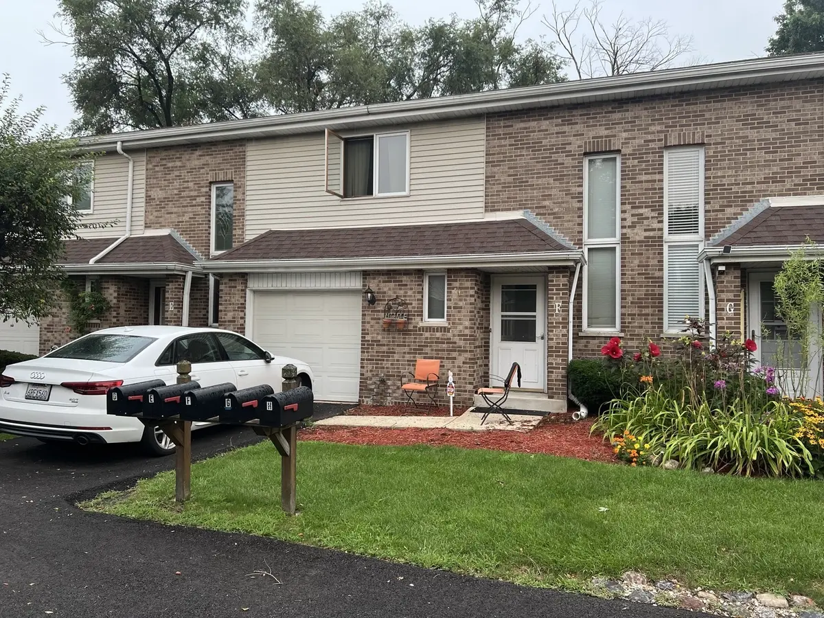 10956 S 76th AVE #F, Palos Hills, IL 60465