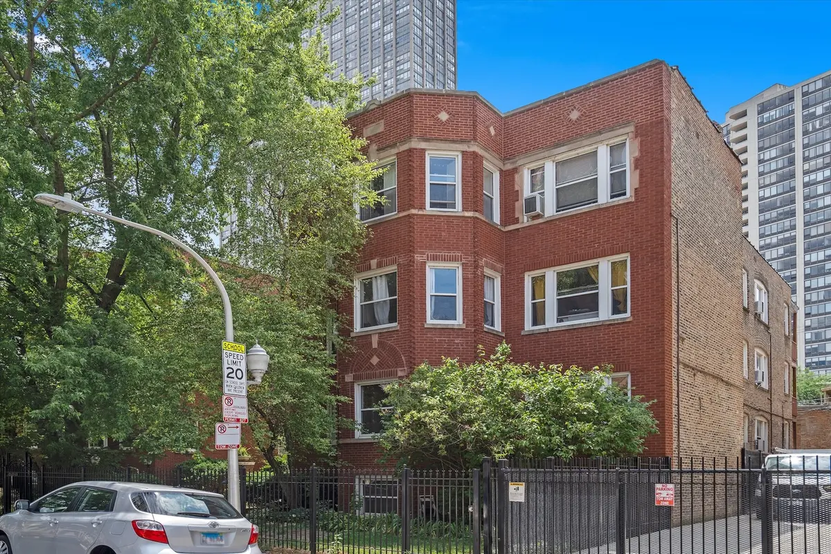 733 W Bittersweet PL #1E, Chicago, IL 60613