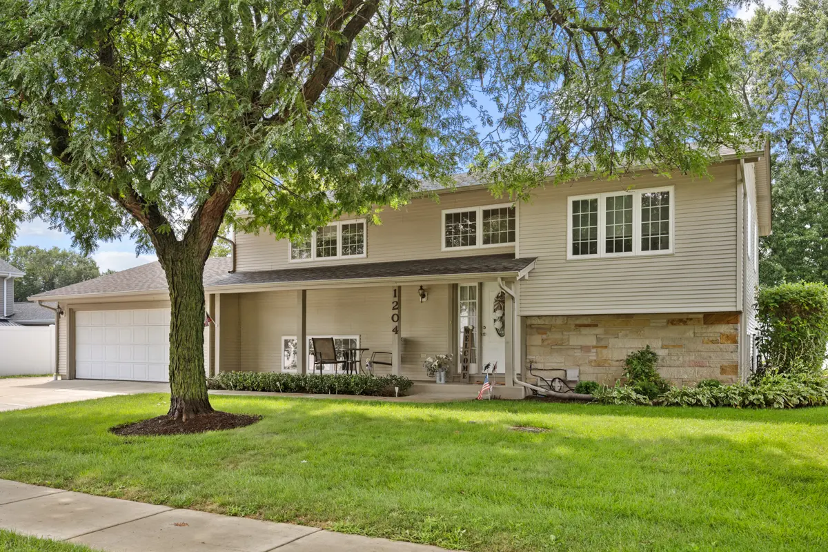 1204 Leeds LN, Elk Grove Village, IL 60007