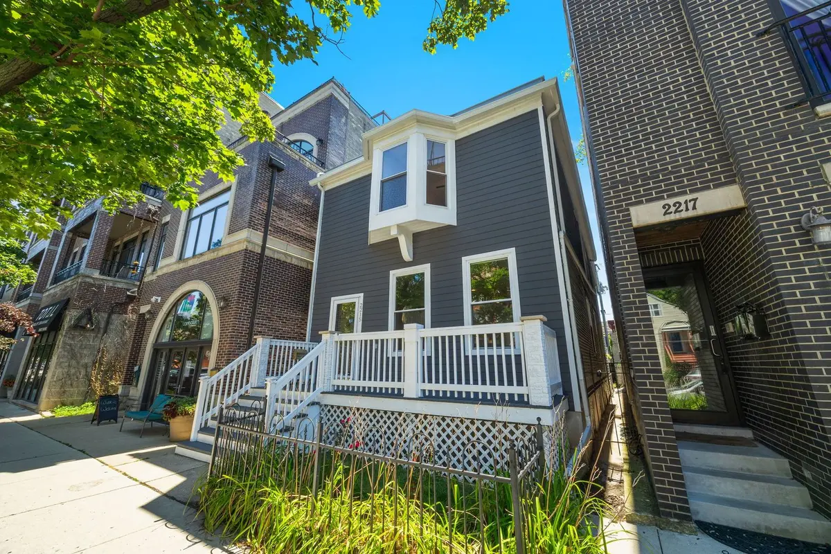 2215 W Roscoe ST, Chicago, IL 60618