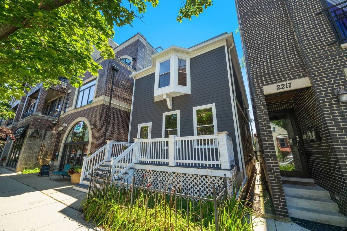 2215 W Roscoe ST, Chicago, IL 60618