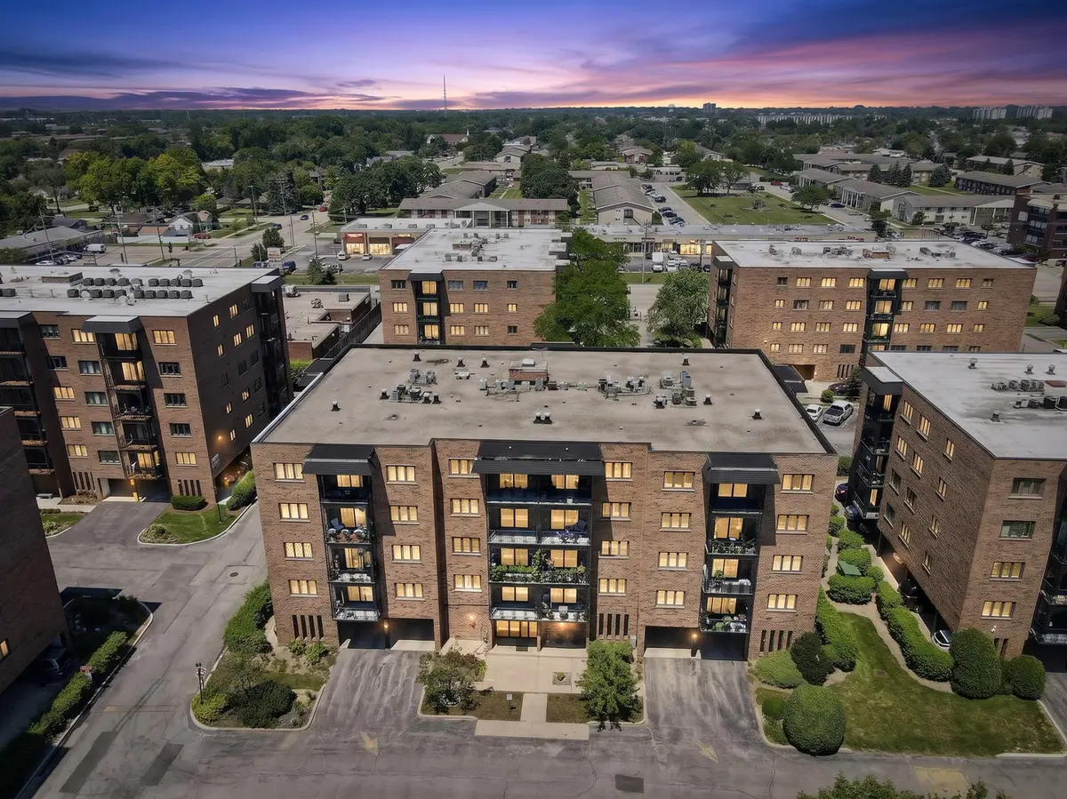 9374 Landings ST #402, Des Plaines, IL 60016