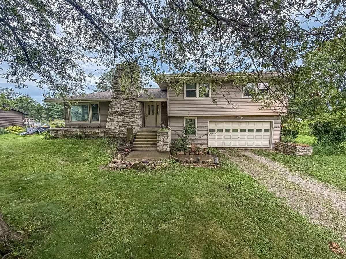 2206 Fogel RD, Mahomet, IL 61853