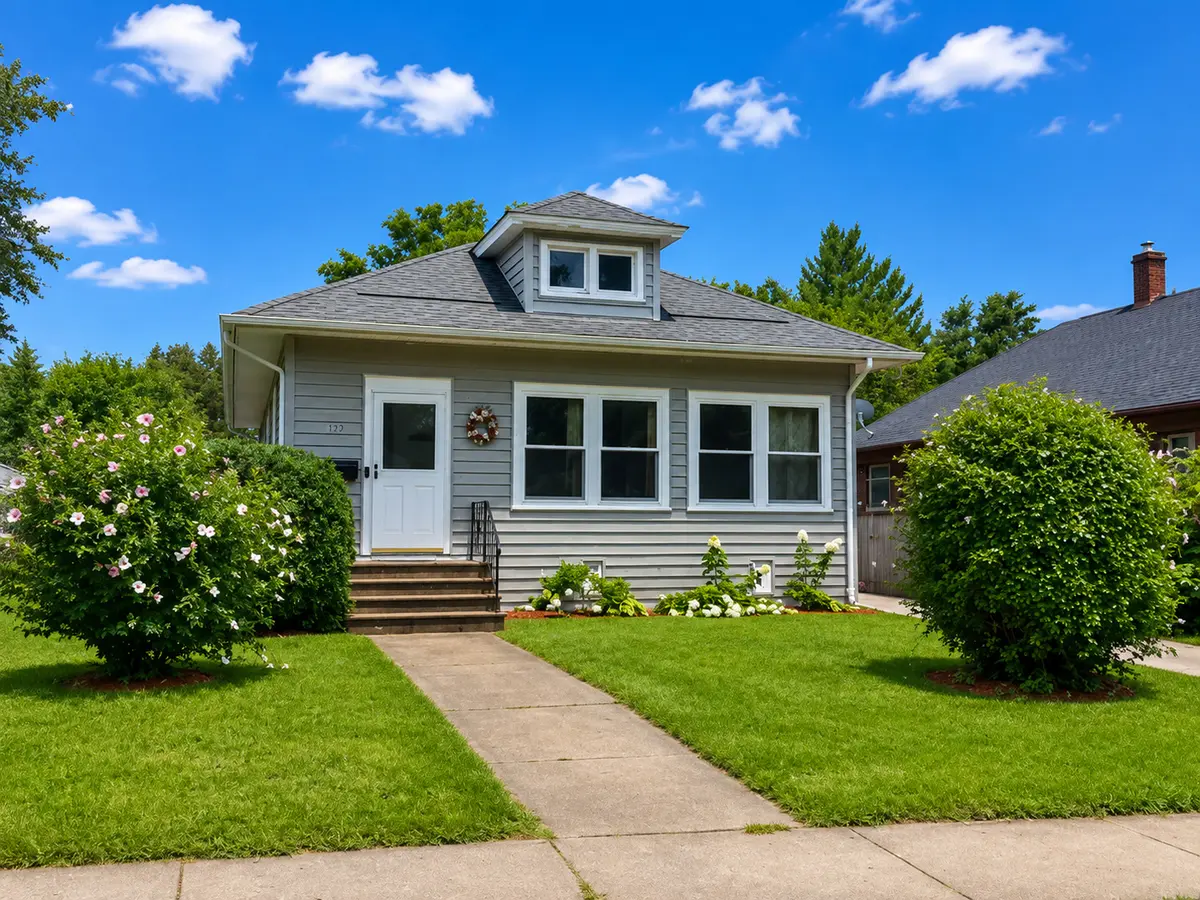 319 Oak ST, Elgin, IL 60123