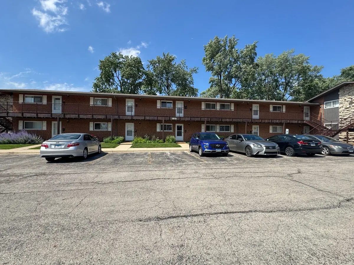 1910 W Hatherleigh CT #2C, Mount Prospect, IL 60056