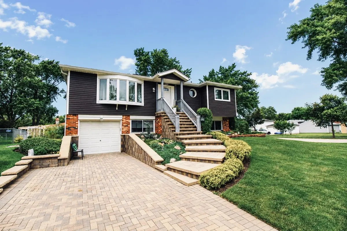 500 Redwood LN, Schaumburg, IL 60193