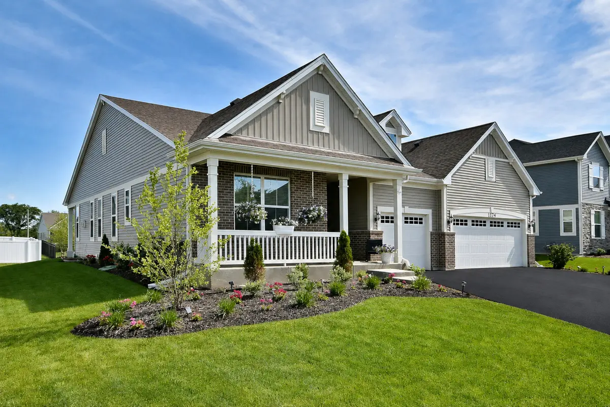 1174 Larswood LN, Crystal Lake, IL 60012